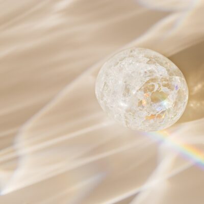 白い歯池に光が波のようにきらめき水晶から虹がでている