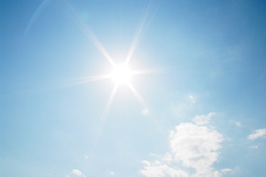青い空に太陽が光り輝く