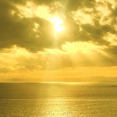 黄金に光る太陽とと海